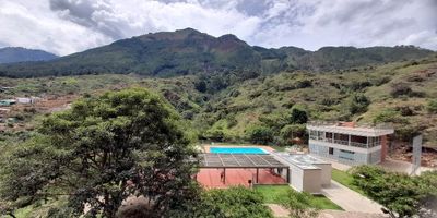 Apartamento 8 piso de 55m2,  sala comedor,cocina integral, red de gas , calentador a gas, 3 alcobas, 3 closet, 2 baños, zona de ropas, muy iluminado y ventilado,parqueadero cubierto,