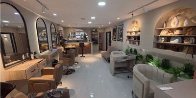 ? ¡OPORTUNIDAD ÚNICA! Local de Lujo Totalmente Equipado para Salón de Belleza en Alto Prado ?

? Ubicación Premium e Inmejorable Visibilidad

Arriende un espacio privilegiado en la exclusiva zona de Alto Prado. Este local no solo se encuentra dentro de un moderno Centro de Belleza de alto nivel, sino que también ofrece un valioso plus: ¡su fachada da directamente a la calle!


 
 Alto Tráfico Garantizado: Asegure una visibilidad excepcional y un flujo constante de clientes potenciales gracias a su ubicación directa a la calle y la sinergia creada por los cinco locales de belleza adicionales y el Café-Restaurante anexo. Su negocio se beneficiará inmediatamente de esta clientela cautiva.
 


✨ Un Espacio Exquisito y Listo para Operar

Olvídese de inversiones iniciales en adecuaciones. Este local ha sido diseñado con un gusto impecable, listo para que comience a trabajar desde el primer día.


 
 Diseño Moderno y de Lujo: Un ambiente totalmente amoblado, moderno y con acabados de primera. Todo el mobiliario es completamente nuevo, proyectando una imagen de prestigio y profesionalismo.
 
 
 Comodidad Total: Cuenta con aires acondicionados para garantizar la mejor experiencia para usted y sus clientes.
 


? ¡El Alquiler con Cero Preocupaciones!

Agendemos una visita y sube de nivel tu salon de Belleza o emprende aqui.

Contactame Virginia Peña  Inmobiliaria House4U 

 