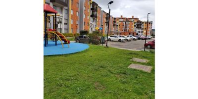 Arriendo apartamento en Zipaquirá – Caminos de San Rafael

Apartamento ubicado en quinto piso sin ascensor, con excelente iluminación y vista interior. Cuenta con tres alcobas, dos baños, sala–comedor con balcón amplio, cocina integral tipo americano con barra abierta y un estudio en el pasillo.

El conjunto ofrece dos parques infantiles, parqueadero comunal y de visitantes, bicicletero y salón comunal. Recibe el sol de la mañana, lo que aporta mayor calidez y confort durante el día.

El valor del arriendo incluye la administración. Se renta directo
