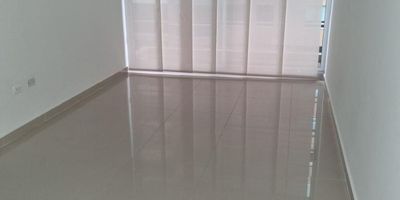 Descubre este apartamento de  76m² distribuido en sala-comedor, cocina integral, balcón, 2 habitaciones, 2 baños, area de labores, cuenta con ascensor, salon social, piscina, zona infantil, planta eléctrica, gimnasio, zona de BBQ y parqueadero. ¡No pierdas la oportunidad de vivir en este espacio! Contáctanos para más información o agendar una visita.