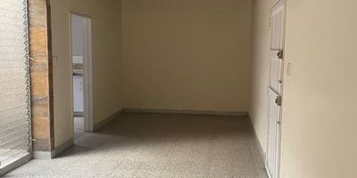 Venta  Medellín  barrio  Florida nueva 
Con 3 amplias alcobas, este hogar ofrece el espacio perfecto para que tú y tu familia disfruten de una vida plena y llena de confort. Ubicado en el piso 2, el apartamento cuenta con fácil acceso al transporte público, lo que te permitirá moverte por la ciudad con total facilidad.
La cocina semi-integral y el horno integrado te brindarán la comodidad de preparar deliciosas comidas en casa, mientras que la espaciosa sala te invita a relajarte y disfrutar de momentos en familia.
¿Estás listo para vivir en el apartamento de tus sueños? ¡No dejes pasar esta oportunidad única! Contacta a nuestro equipo de expertos y agenda tu visita hoy mismo.