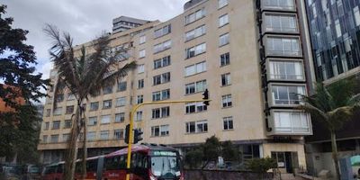 Local comercial ubicado en el Centro Internacional, localidad de Santa Fe en Bogotá, con un área de 30 metros2,se encuentra en un pasaje del Centro Comercial Continental, ofreciendo excelente iluminación natural y un entorno de alto tránsito peatonal, ideal para negocios que buscan visibilidad y afluencia constante de clientes. El inmueble cuenta con pisos en cerámica, acabados completos, baños comunales y garaje comunal. Dispone de servicio de luz. La zona es altamente comercial, rodeada de oficinas y con un alto flujo de público, además de contar con excelentes facilidades de transporte y vías de acceso como la Calle 16 y la Carrera 4. El edificio ofrece vigilancia, garantizando tranquilidad para su operación. Para más información comuníquese con el ejecutivo comercial Yan Fabio Quiroga al celular o whatsapp 3172980211, al correo yan.quirogainmobiliariasaliadas.com