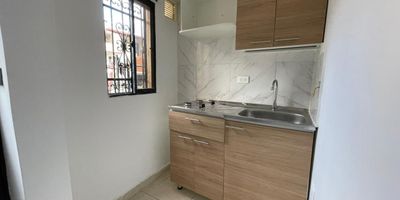 Apartaestudio en Arriendo  Florencia, Medellin: Disfruta de espacios comodos y llenos de luz natural en este acogedor apartaestudio, ideal para quienes buscan practicidad y buena ubicacion. Cuenta con 1 habitacion, 1 bano, 1 closet, sala-comedor, cocina semi integral y zona de ropas. Su ubicacion estrategica ofrece cercania a supermercados, colegios y facil acceso a transporte publico, garantizando comodidad y movilidad en el dia a dia. Una excelente opcion para vivir con tranquilidad y funcionalidad.