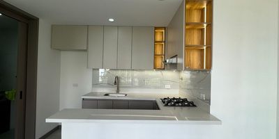 Hermoso apartamento remodelado en todo el corazón de Medellín, Poblado Castropol. 78 mt2, parqueadero y cuarto útil. Cuenta con 3 alcobas, 2 baños, balcón sala comedor, cocina, zona de ropas. Unidad cerrada con zonas comunes como piscinas climatizada, jacuzzi, sauna, tienda, salón comunal, gimnasio, juegos infantiles, senderos ecológicos y más