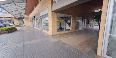 Excelente local- oficina en zona comercial  DE 150M2,con doble frente,  ideal para vitrina y o  punto de atención,  de 2 niveles  con cocineta, baño privado, cuarto de archivo o almacenamiento. 