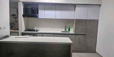 
¿Buscas un apartamento moderno, amplio y con una excelente ubicación en Bello? En la exclusiva zona de Fabricato, presentamos este inmueble en arriendo ubicado en la reconocida unidad Oceana – Ciudad Fabricato, un proyecto que destaca por su diseño contemporáneo, áreas comunes de primera y un entorno que combina comodidad, tranquilidad y accesibilidad.

Este apartamento de 87 m² ofrece una distribución ideal para quienes desean espacios generosos y bien iluminados. Cuenta con 3 habitaciones, cada una con su closet, lo que permite organizar sin dificultades el día a día. Sus 2 baños amplios y en excelente estado aportan comodidad para todos los residentes. La cocina integral se convierte en un espacio funcional y moderno, acompañada de una práctica zona de ropas independiente.

El piso en porcelanato resalta por su estética y fácil mantenimiento, mientras que el balcón y ventanal brindan una excelente iluminación natural y una sensación de amplitud que hace cada ambiente mucho más acogedor. La unidad cuenta con ascensor y portería 24 horas, lo que garantiza seguridad y tranquilidad.

Este inmueble incluye parqueadero privado (S2: 01037) y cuarto útil en el mismo piso (3134), un plus muy valorado al momento de almacenar objetos personales de forma cómoda y segura.

Su ubicación es uno de los mayores atractivos: se encuentra justo al lado del Centro Comercial Fabricato, lo que permite contar con supermercados, restaurantes, bancos, zonas de entretenimiento y múltiples rutas de transporte a pocos pasos. Además, el sector está en crecimiento y es altamente apetecido por su desarrollo urbanístico y calidad de vida.

Una opción ideal para quienes buscan confort, ubicación estratégica y un entorno residencial moderno en uno de los mejores sectores de Bello.

Código del inmueble: (N1639)

