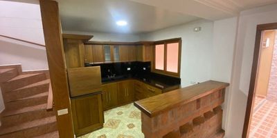 Casa en Arriendo San Antonio de Pereira, excelente ubicación, 2 Niveles en total 140 M2 distribuidos en 3 Alcobas, 3 Baños, 3 Closets, 3 Lavamanos, 1 patio amplio, 1 Vestier, Sala comedor, espacio para Biblioteca - estudio, Cocina integral con estufa y horno, Baño social, Zona de ropas, ventanal, Balcon, garaje cubierto. Zona residencial tranquila y segura. Ideal para vivir