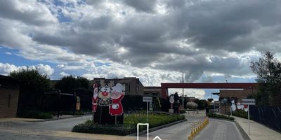 Hermosa casa en renta en Katíos, Palo de Agua – Cota, ubicada en un exclusivo condominio campestre; cuenta con 150 m² construidos en un lote de 220 m² y ofrece tres acogedoras alcobas, tres baños, sala–comedor con excelente iluminación natural, cocina integral totalmente equipada, zona de ropas independiente, estudio ideal para teletrabajo, amplio patio y dos garajes privados; el condominio dispone de canchas deportivas, piscina, amplias zonas verdes y parque infantil, brindando un ambiente tranquilo, seguro y familiar a pocos minutos de la ciudad. Cod: 219