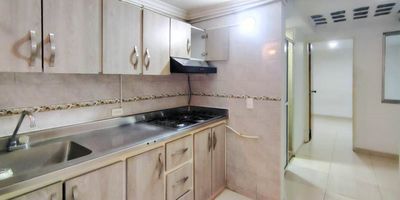 Apartaestudio en Arriendo – Medellín, Buenos Aires (Quinta Linda) Piso 1
Acogedor aparta estudio de aproximadamente 38 m², ubicado en el sector Quinta Linda de Buenos Aires, una zona residencial tranquila y de fácil acceso. El espacio cuenta con una habitación con clóset, baño cabinado, sala y zona de ropas, además de un patio que brinda buena ventilación y luminosidad.La cocina semintegral está equipada con estufa y red de gas, ideal para quienes buscan comodidad y practicidad en su día a día. Una opción funcional y bien ubicada, perfecta para vivir con tranquilidad en un sector estratégico de Medellín.
COD 8617