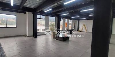 Se alquila amplio local ubicado en el cuarto piso de un edificio moderno que cuenta con ascensor, lo que garantiza un acceso cómodo y seguro para clientes y colaboradores. El espacio dispone de 210 m² bien distribuidos, ideales para oficinas, consultorios, academias, estudios profesionales o cualquier tipo de actividad empresarial.

El local se encuentra en una zona de excelente ubicación, cercana a rutas de buses y vías principales, lo que facilita la llegada desde distintos puntos de la ciudad. Su entorno cuenta con comercios, servicios y alta afluencia de público, convirtiéndose en una opción estratégica para el crecimiento de tu negocio.