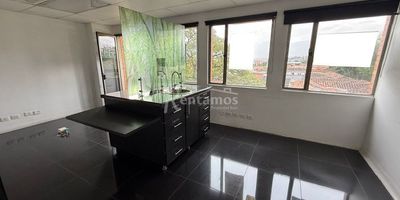 Consultorio en venta en Medellín, Prado. Cerca a la Clínica Prado y Estación Prado, con 31 m², ubicado en torre médica, una zona de alto flujo, ideal para atraer clientes y posicionar tu marca. Incluye baño privado y cocineta, con fácil acceso a estacionamiento y transporte público. ¡Contáctenos hoy para programar una visita! Descubre más propiedades en: www.rentamospropiedadraiz.com Código: 776645