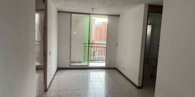 Código del inmueble  447 -13472  
Apartamento en Arriendo en el Sector de Boston
Este apartamento de aproximadamente 45 metros cuadrados ofrece un diseño cómodo y funcional. Cuenta con 3 alcobas, 2 baños, sala comedor iluminada, cocina integral, zona de ropas, balcón con vista agradable, 3 clósets.
Se encuentra ubicado en una unidad cerrada que ofrece portería 24 horas, salón social, juegos infantiles, ascensor y shut de basuras. Su ubicación estratégica permite fácil acceso a rutas de buses integradas al metro, vías principales como la avenida oriental, además de cercanía a supermercados, centros comerciales y otros servicios esenciales.