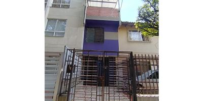 ? ¡Casa en venta en Ciudad Capri! ? ¡Una excelente oportunidad para vivir o invertir en una de las zonas más apetecidas del sur de Cali!

? Ubicación privilegiada: A pocos pasos de la Avenida Pasoancho, la Carrera 80, el Centro Comercial San Andresito del Sur y Alkosto. Zona tranquila, residencial y con todo lo que necesitas cerca.

✨ Características de la casa (Unifamiliar – 3 pisos):

? Primer piso:
Parqueadero
Sala y comedor
Cocina integral
Patio
Baño social

? Segundo piso:
2 alcobas amplias
1 baño completo

? Tercer piso:
1 alcoba con baño privado
Terraza techada ideal para BBQ, zona social o ampliación

Una casa iluminada, bien distribuida y con excelente ubicación. ¡Lista para entregarse!

? Interesados, contáctame por mensaje directo para más información o agendar visita.

SC
