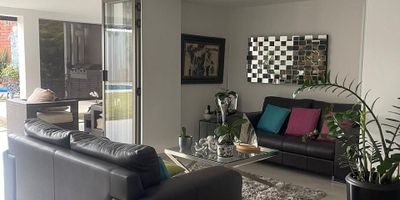 Detalles del Inmueble
Área de lote: 490 m² ?

Área construida:
Primer piso: 165 m²
Segundo piso: 145 m²
Total: 310 m² construidos (sin contar BBQ ni piscina) ?

Estrato: 6 ?
Habitaciones: 4 ?️
Habitación de servicio: 1 con baño ?
Baños: 4 ?
Dependencias: salas, hall de TV, estudio ?️
Piscina sin calefacción, jacuzzi y BBQ ?
Parqueaderos: 3 ?
Administración: $1.183.600 ?
Zona social: dos salones de fiestas, cancha de tenis y squash, zonas verdes ?
Precio: 2.400 millones ?