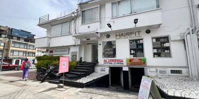 Local Comercial, estratégicamente ubicado, cuenta con 1 nivel y 1 baño con un espacio generoso con mantenimiento constante, muy buena fachada de referencia, cuenta con instalaciones , energía eléctrica agua y gas con uso comercial y de servicios, cuenta con  pisos remodelados,. local con tradición de ocupación continua. muy buenas vías de acceso excelente iluminación natural  CANON DE ARRENDAMIENTO + IVA Cod: 5279