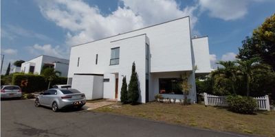 En venta hermosa propiedad campestre en La Morada Condominio Club, rodeada de zonas verdes, piscina privada, kiosko, 4 parqueaderos cubiertos.  La casa de dos pisos está remodelada y ampliada (medidas aprox.), cuenta con una moderna cocina abierta,  baño social, zona de oficios, calentador, cuarto de servicio con baño, sala comedor que se comunica a través de amplios ventanales con la terraza y corredor a la zona social privada;  en el segundo piso encontramos el hall de alcobas, sala de tv o alcoba auxiliar, estudio, espaciosa alcoba principal con aire acondicionado, balcón, baño privado y vestier,  las dos alcobas auxiliares también cuentan con baño privado , closet y aire acondicionado.   El condominio tiene un área social muy completa con grandes zonas verdes y árboles, juegos infantiles, salón social, piscina semiolimpica, turco, sauna, gimnasio, cancha de tennis, cancha múltiple, cancha de fútbol, vigilancia y portería 24/7. 
