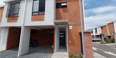 Se alquila casa  en el sector Parque Natura Condominio Foresta Jamundí, la propiedad cuenta con lindos acabados, parqueadero para un vehículo, sala comedor, baño social, cocina integral, patio posterior con techo corredizo, zona de oficios, en el segundo piso 2 habitaciones auxiliares con closet, baño auxiliar de alcobas, habitación principal con baño privado y  closet. El Condominio ofrece salón social, piscina, zona BBQ, zona juegos infantiles, portería y lobby.
