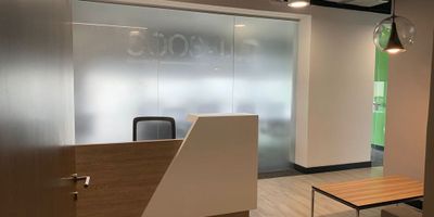 Descubre esta exclusiva oficina de 153 m², ubicada en un moderno edificio AAA, ideal para empresas que buscan una imagen corporativa de alto nivel. El espacio ofrece tres oficinas privadas,  elegante sala de juntas, zona de trabajo colaborativo, baños, cafetería y tres parqueaderos, brindando confort y funcionalidad en cada área. Su ubicación es inmejorable: a pocos pasos del Centro Comercial El Retiro y rodeada de los mejores restaurantes, reconocidas marcas y una vibrante oferta gastronómica y comercial. Además, cuenta con excelente acceso a vías principales y transporte público, garantizando conectividad, comodidad y una presencia estratégica en una de las zonas más exclusivas y dinámicas de la ciudad. Un espacio ideal para hacer crecer tu negocio con estilo y proyección.