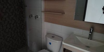 Apartamento en arriendo ubicado en el barrio Suba San Jorge, con un área de 70 m². El inmueble se encuentra en un noveno piso, con excelente iluminación y una hermosa vista al campo de golf Los Lagartos. Cuenta con sala-comedor, cocina integral con estufa a gas, zona de ropas, tres habitaciones con clóset, dos baños, balcón y pisos en madera laminada. Incluye parqueadero cubierto sencillo y depósito. El conjunto residencial ofrece ascensor, vigilancia 24/7, gimnasio, zona infantil, parqueadero para visitantes y una agradable vista panorámica. Ubicado en un sector residencial y comercial, con excelentes vías de acceso como la Avenida Ciudad de Cali, Calle 127 y Carrera 89.Canon mas valor de admon, para más información comuníquese con la ejecutiva comercial piedad pineda al celular y whatsapp 3174316611 o al correo piedad.pinedainmobiliariasaliadas.com
