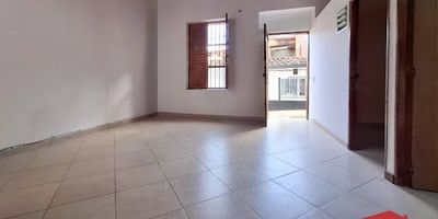 Inmueble ubicado en zona centro de Rionegro. Casa con un área aproximada de 90m2 distribuido en 3 cómodas habitaciones, la principal con baño y closet, cocina amplia e iluminada, zona de ropas y patio, sala comedor y baño social. Sector tranquilo y agradable a 3 cuadras del parque principal, supermercados, instituciones educativas y demás sitios de interés.