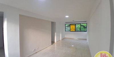 Código: 10637. 5° Piso en edificacion de 5 pisos. Acceso al inmueble: Directo a la via y escalas. Alcobas con puertas, baño cabinado en vidrio, calentador eléctrico y cocina con cubierta.