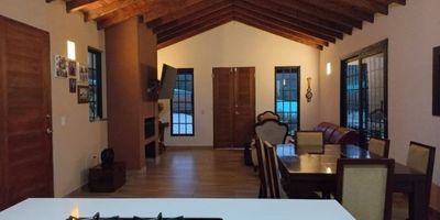 Codigo 29221. Casa Lote En Venta Ubicado En La Ceja Sector La CristalinaCARACTERÍSTICAS• 3 habitaciones• 3 baños• Sala–comedor• Estar de alcobas• Terraza amplia• Cocina abierta• Cocina integral con cubierta a gas y campana• Mesón en quarztone• Zona de ropas• Doble parqueadero paralelo• Cuarto útil• Área construida: 166 m²• Área total del lote: 1.575 m²DESCRIPCIÓNHermosa casa de un nivel ubicada en el sector El Tambo, en La Ceja. Diseñada con una arquitectura moderna que mezcla elementos rústicos y contemporáneos, esta propiedad ofrece amplitud, iluminación natural y una conexión directa con el entorno campestre.El interior destaca por sus generosos espacios: sala–comedor, cocina abierta con acabados de alta calidad, tres habitaciones amplias (la principal con vestier y baño privado), estar de alcobas y zona de ropas independiente. Disfruta además de una gran terraza ideal para reuniones familiares y un jardín que rodea el inmueble, aportando tranquilidad y privacidad.Es una excelente opción para quienes buscan comodidad, naturaleza y un estilo de vida relajado a pocos minutos de la zona urbana.ENTORNO• Ubicada en un sector tranquilo y campestre, rodeado de naturaleza.• A 5 minutos del casco urbano de La Ceja.• Cercanía a comercios, transporte público y servicios esenciales.• Zona de valorización con acceso por vía El Tambo – La Cristalina.ZONAS COMUNES• Zonas verdes del conjunto o parcelación.• Mantenimiento de zonas comunes, acueducto y alcantarillado.• No aplica ascensor.NOTA• Disponibilidad inmediata.• No acepta mascotas (según ficha).