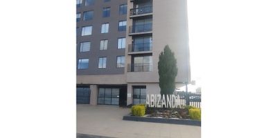 Excelente apartamento de 74 m² en venta – Fontibón, Barrio Capellanía

Hermoso apartamento con excelente distribución y acabados. Cuenta con:


 
 2 alcobas, incluida la alcoba principal con baño privado
 
 
 Baño auxiliar para alcobas
 
 
 Amplio salón–comedor con balcón
 
 
 Cocina integral con zona de ropas independiente
 


El edificio ofrece completas zonas comunes:


 
 Salón social
 
 
 Zona de BBQ
 
 
 Gimnasio
 
 
 Sala múltiple
 
 
 Salón de juegos
 
 
 Vigilancia 24 horas
 


Una excelente oportunidad para vivir o invertir en una zona de alta valorización.
