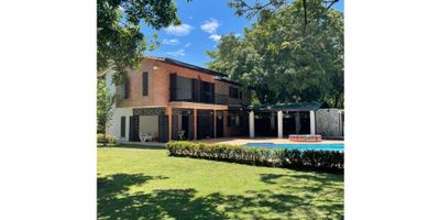 Casa campestre en unidad cerrada a 5 minutos de Santa Fe de Antioquia.
Disfruta de la tranquilidad y el confort en esta espectacular propiedad ubicada sobre la vía principal hacia el pueblo, dentro de una unidad cerrada con portería y seguridad permanente.

Área construida: 200 m²
Zona social con terraza, piscina y kiosko: 300 m²
Lote total: 1.011 m²

La casa cuenta con 4 amplias habitaciones, todas con aire acondicionado, y 4 baños completos. Su diseño está pensado para el descanso y la diversión: piscina privada, turco y jacuzzi, rodeados de amplias zonas verdes. Además, dispone de 2 parqueaderos y servicios de administración que incluyen rondero, piscinero, poda de cercas y corte de la manga, garantizando comodidad y tranquilidad.

Gastos de administración: $950.000
Predial anual: $3.700.000

Un lugar ideal para disfrutar en familia o como inversión en una de las zonas más turísticas y tradicionales de Antioquia.

Contáctanos: 3104620552
