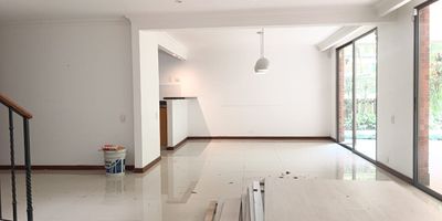 Casa en arriendo en unidad cerrada cerca a via principal, supermercado, restaurantes, centro comercial, ruta de transporte publico y servicios complementarios. Cuenta con 2 niveles, piso en mármol y madera, puerta de seguridad, sala y comedor independiente, estudio, estar de TV, 4 alcobas con vestier, baño en cada alcoba, baño social, para un total de 5 baños, cocina integral abierta tipo americano, alcoba y baño de servicio, zona de ropas, jardín, útil y parqueaderos paralelos cubiertos . Conjunto cerrado con piscina, salón social, parque infantil, vigilancia, portería 24 hrs, citófono, y circuito cerrado de TV.inmuebles sujetos a verificacion de disponibilidad