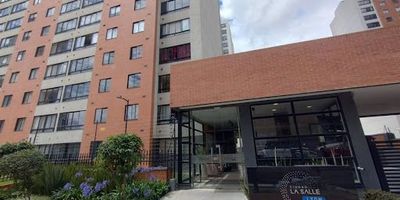 Apartamento en arriendo en San Antonio, estrato 4, con un área de 41 m². Cuenta con sala-comedor con vista exterior, dos alcobas con dos clósets, un baño, cocina integral equipada con estufa a gas, calentador a gas, y zona de ropas independiente. Tiene pisos laminados y acceso a garaje comunal. El edificio ofrece ascensor, gimnasio, zona de niños, parqueadero comunal y vista panorámica. Rodeado de excelentes vías de acceso como la Calle 170 y la Carrera 14. Para más información, comuníquese con el ejecutivo comercial Manuel Quiroga al 3176569166 o al correo manuel.quiroga@inmobiliariasaliadas.com