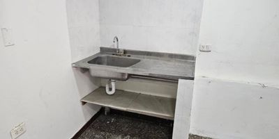 Local en arriendo en Medellín, sector Prado Centro, con un área de 30 m². Un espacio práctico, bien ubicado y perfecto para quienes buscan un lugar funcional en una zona estratégica de la ciudad.
Cuenta con 1 baño, cocineta sencilla y servicio de energía normal. Su distribución permite adaptarlo fácilmente según la necesidad, y también puede utilizarse como vivienda si así lo desean, ofreciendo una opción versátil en un sector con buena ubicacion.
Ideal para quienes buscan un espacio compacto, accesible y con múltiples posibilidades de uso.