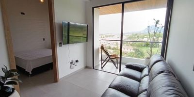 Codigo 29222. Aparatmento En Venta Ubicado En La Ceja Sector VivaCARACTERÍSTICAS• 3 habitaciones• 2 baños• Sala–comedor• Cocina abierta• Cocina integral con cubierta a gas y campana• Mesón en quarztone• Zona de ropas• Balcón• Parqueadero sencillo• Cuarto útil• Red de gas• Servicios públicos• Área construida: 76 m²• Nivel: 1 (piso 5 de la torre)• Estrato 5• Tipo de propiedad: Apartamento• Unidad cerrada• Estado: Usado (1 año)• Operación: VentaDESCRIPCIÓNApartamento en unidad cerrada ubicado en el sector Viva de La Ceja, una zona de alto desarrollo y valorización. Con una hermosa vista, iluminación natural y acabados modernos, este inmueble ofrece una distribución funcional y cómoda para la vida diaria.Cuenta con tres habitaciones: la principal con vestier y baño privado, y dos auxiliares con clóset. La zona social integra sala–comedor, cocina abierta con mesón en quarztone y un balcón ideal para disfrutar del entorno. Además, dispone de zona de ropas, parqueadero y cuarto útil.Es una excelente opción para vivir o invertir en una ubicación estratégica, cerca del Centro Comercial Viva, a 20 minutos de Rionegro y a 30 minutos del aeropuerto.ENTORNO• Sector de alta valorización y desarrollo urbano.• A pocos pasos del Centro Comercial Viva La Ceja.• A 20 minutos de Rionegro.• A 30 minutos del Aeropuerto José María Córdova.• Cerca de supermercados, comercio y rutas de transporte.ZONAS COMUNES• Portería 24 horas• Zonas verdes• Parqueadero de visitantes• 1 ascensor por torreNOTA• Disponibilidad inmediata.