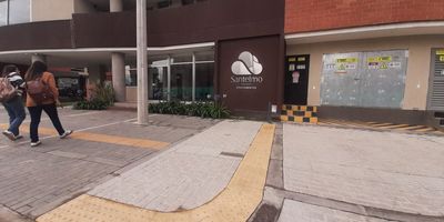 Apartamento Moderno con Vista Exterior en Lagos de Torca -El Girasol Magnífico apartamento disponible para arriendo, ideal para quienes buscan comodidad, excelente ubicación y luminosidad. Apartamento de 42 m2 construidos, con una distribución eficiente que incluye 2 habitaciones cómodas, 1 baño completo , una sala - comedor y una moderna cocina integral. Cuenta con una práctica zona de lavandería , .Ubicado en un segundo piso, disfruta de una espectacular vista exterior y de una excelente iluminación natural durante todo el día.Forma parte del reconocido conjunto Santelmo en el vibrante sector de Lagos de Torca. Goza de una ubicación privilegiada con acceso inmediato a importantes vías como la Autopista Norte y la Calle 199, facilitando enormemente el transporte público y privado. Está a pocos pasos de zonas comerciales, extensas zonas vedes Cod: 5260