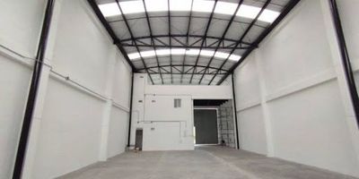 Bodega en arriendo, con 455 metros cuadrados, altura de 9.63, resistencia de piso de 2 toneladas, 4 baños, cocineta, ubicación privilegiada dentro del parque industrial muy cerca al aeropuerto. Esta bodega tiene todo lo que buscas para tu empresa, que esperas para conocerla. 