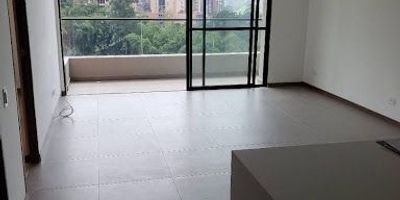 62mts. Apartaestudio 1 Habitación Baño habitación con cabina de vidrio, mueble de baño. Vestier alcoba. Baño social. Sala comedor, cocina integral, zona de ropas independiente, lavadero. Calentador a gas.Canon $3.600.000 negociable1 Parqueadero  y cuarto util