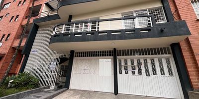 Casa comercial en Laureles de 415 m, ideal para negocios modernos. Amplios espacios iluminados, distribucion funcional para oficinas, locales o servicios. Cuenta con una terraza extensa y comoda, perfecta para eventos, area social o expansion comercial. Ubicada en zona estrategica con alto flujo y excelente accesibilidad. Que esperas para contactarnos?