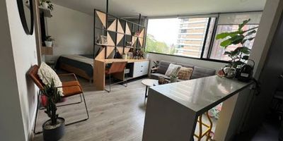 Moderno apartaestudio ubicado en Las Palmas con un área de 40 metros cuadrados, tiene una habitación, sala de estar, cocina integral con barra americana, baño completo y zona de ropas. El inmueble se encuentra en unidad cerrada con múltiples amenidades, como piscina, gimnasio, parque infantil, zona de mascotas, entre otras.  