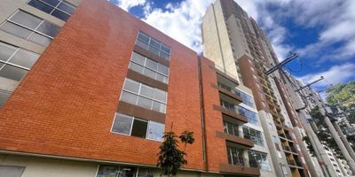 Se arrienda apartamento en La Estancia, piso 8 con ascensor, vista interior, pisos laminados y excelente iluminación natural; consta de sala-comedor, cocina integral a gas, zona de lavandería, 2 habitaciones con closet y 1 baño. El conjunto cuenta con vigilancia 24/7, parque infantil, cancha múltiple, piscina, gimnasio, salón comunal...; vías de acceso a la Av. Villavicencio y Autopista Sur.