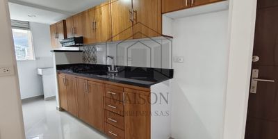 Apartamento en arriendo ubicado en Bello Sector NAVARRA, cuenta con:
✅ Sala comedor
✅ 3 Habitaciones
✅ 2 Clóset 
✅ 1 vestier
✅ 2 Baños 
✅ Balcón 
✅ Cocina Integral
✅ Zona de Estudio 
✅ Red de Gas  
✅ Calentador 
✅ Área 65 mts  
✅ Piso 7 
✅ Ascensor 
✅ Parqueadero cubierto para carro
✅ Excelente iluminación y ventilación. 
✅ Estrato 3
✅ Unidad cerrada portería las 24 horas, salón social, cancha deportiva, piscina, juegos infantiles 
✅ Ubicado cerca al centro comercial Puerta del norte, excelente ruta de buses hacia el metro y hacia el centro. 