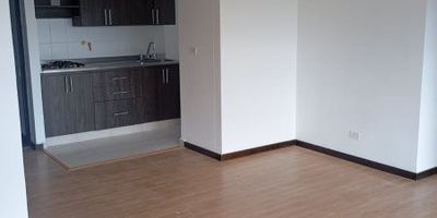 Acogedor apartamento en sector rodeado de colegios, universidades, clínicas y zonas deportivas. Ubicado en piso alto, ofrece una excelente vista al río y a una amplia zona verde, ideal para quienes buscan tranquilidad. La urbanización cuenta con ascensor, cancha, piscina, zona para mascotas, parqueadero de visitantes, salón social y juegos infantiles.