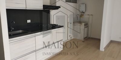 Apartamento en ARRIENDO sector, guasimalito, BELLO cuenta con:
✅ Sala comedor
✅ 3 Habitaciones
✅ 3 Clóset 
✅ 2 Baños 
✅ Balcón 
✅ Cocina Integral
✅ Zona de Ropas 
✅ Red de Gas  
✅ Calentador 
✅ Área 54 mts  
✅ Piso 17 
✅ Ascensor 
✅ Excelente iluminación y ventilación. 
✅ Estrato 2
✅ Unidad cerrada portería las 24 horas, salón social, cancha deportiva, piscina, juegos infantiles 
✅ Ubicado cerca al centro comercial Puerta del norte, excelente ruta de buses hacia el metro. 
