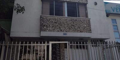 Inmueble en excelente ubicación residencial, amplio,  cerca a las vías principales. Cerca a las estaciones de servicios públicos, parques.