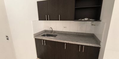 Local u oficina en arriendo en Sabaneta, sector Entreamigos, cerca de la unidad Cibeles, con un área de 92 m² ubicado en un segundo piso. Un espacio amplio, luminoso y perfecto para montar una oficina, consultorio o punto de atención sin tanta parafernalia.
Cuenta con 2 baños y cocina integral, ideal para operaciones que requieren comodidad y facilidad en el día a día. Su distribución abierta permite adaptar el espacio según las necesidades del negocio, manteniendo una ubicación estratégica y de fácil acceso.
Perfecto para quienes buscan un lugar funcional, bien ubicado y listo para iniciar actividades sin rodeos.