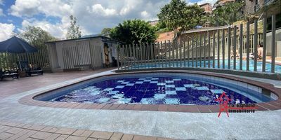 Apartamento en arriendo en Robledo, Medellín de 40 m2 aproximadamente, cuenta con 2 alcobas incluida alcoba de servicio, 2 closets, 1 baño, sala-comedor, cocina integral, barra americana, red de gas, zona de ropas y parqueaderos comunes.En unidad cerrada con piscina, zonas verdes, shut basuras, ascensor, parqueadero de visitantes y portería 24 horas.Adicional tiene rutas de acceso y transporteCercanías:Colegio Ferrini, Cerca a la 80Para mayor información contáctame Melissa Salazar 314 7757934