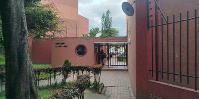 Iluminado apartamento en un quinto piso ubicado en un conjunto residencial FLORENCIA CLL 76, El apartamento esta distribuido por tres habitaciones dos con closet, bano auxiliar y social, cocina semi- integral , sala-comedor, zona de ropas y parqueadero propio descubierto. Cómodas vías de acceso como la avenida Cali, calle 80 y calle 72. Cerca a centro comerciales como Lo nuestro, almacenes como home center