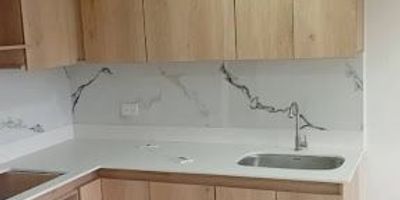 Diseño moderno y detalles cuidados crean un refugio perfecto para descansar y disfrutar. Ideal para quienes buscan una experiencia acogedora y elegante en un entorno que invita a desconectar y sentirse en paz.