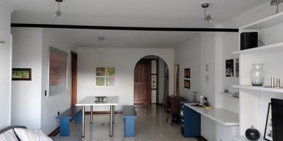 Apartamento en arriendo en unidad cerrada con acceso desde la av principal, sector tranquilo, de poco flujo vehicular. Piso en mármol, sala comedor, 3 alcobas con vestier, closet y baño en la principal, baño social, cocina integral cerrada, alcoba y baño de servicio, zona de ropas, balcón, útil y parqueadero paralelo cubierto Conjunto cerrado con ascensor, piscina, salón social, turco, parque infantil, zonas verdes, vigilancia y portería 24 horas; y circuito cerrado de TV,inmuebles sujetos a verificacion de disponibilidad