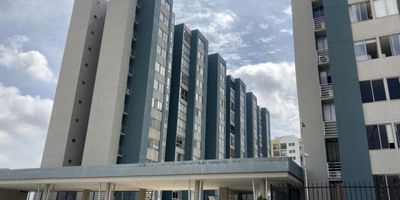 Apartamento ubicado en el sector de alameda del río de  ambiente fresco y luz natural durante día. Cuenta con cocina tradicional con mesón en aluminio pulido con gabinetes inferiores y superiores, Vestier en habitacion principal, sala comedor, sala de estudio, closet en habitación, área de labores, hall de alcoba, las divisiones de los baños son en vidrio templado, parqueadero comunal. El conjunto ofrece piscina para adulto y niños, salón social, portería tipo lobee,a de juego para los niños, amplias zonas verdes. Es cercano a la avenida circunvalar , supermercado ara, justo y bueno, olímpica, cc el río, clínica Portoazul, cra 38, cra 43, CC buena vista 1,2 plaza del parque, vía la mar corredor universitario.