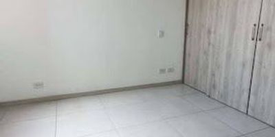 
lindo Apartamento   ubicado  la  unidad cerrada ,   área de 78 MT, cuenta con  4  alcobas  , 2  baños ,    cercano a el centro comercial san diego  parquedero y cuarto util 

