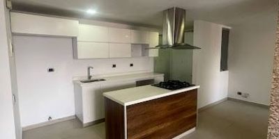 Acogedor apartamento en el sector Los Colores, ubicado en unidad cerrada con excelentes zonas comunes. Cuenta con 3 alcobas, 2 baños, 1 parqueadero y un área de 70 m². Su ubicación es privilegiada, a pocos pasos de Smart Fit Los Colores y con fácil acceso a servicios y transporte. Ideal para vivir en un entorno tranquilo y bien conectado.